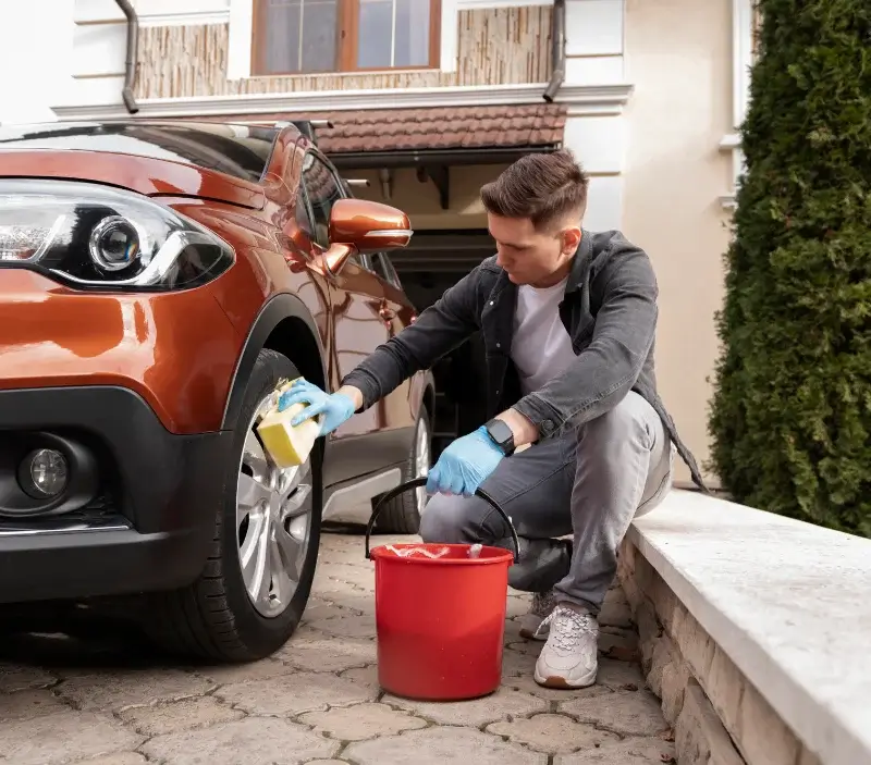 Lavage auto à domicile Gonneville-Le Theil : professionnel intervenant sur un véhicule